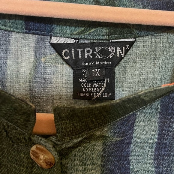 Citron butterfly flower button down blouse novelty print 1X split sleeve - Picture 6 of 10